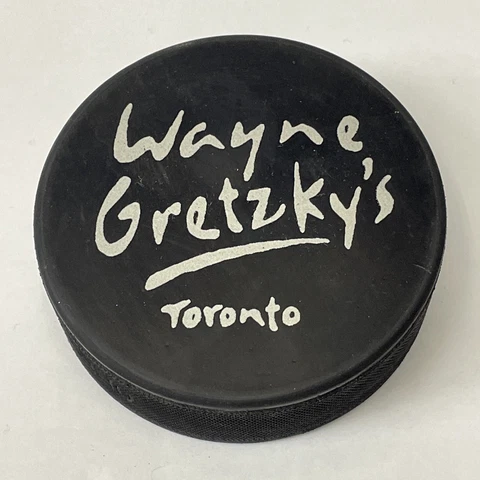 Rare Wayne Gretzky’s TORONTO Restaurant Sports Bar Hockey Puck No. 99 Cover