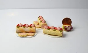 *~* Erdbeer Biskuitrolle auf Tortendeckchen  für das Puppenhaus *~* - Bild 1 von 3