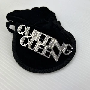 Broche Pin Artesanal Reina Acolchado Tono Plata Con Bolsa - Imagen 1 de 9