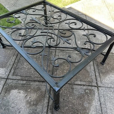 Mesa de centro negra de hierro forjado o mesa de centro de latón, de Ethan Allen Foto 1 de 4