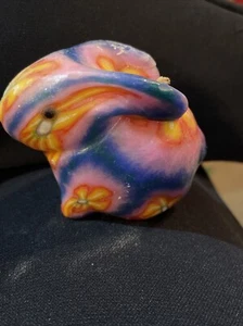 Vela de cera de conejo psicodélica vintage multicolores SIN USAR - Imagen 1 de 8