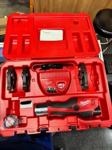 Milwaukee 2473-22 M12 Lithium-Ionen Force Logic kabelloses Presswerkzeug-Set mit 3 Backen - Bild 1 von 7