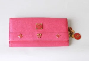 Auténtica Cartera Larga MCM Cuero Rosa Oscuro Tachonado Logo Motivos Triple Plegable - Imagen 1 de 8