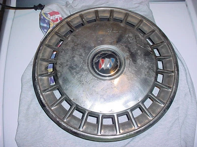 FÁBRICA FABRICANTE DE EQUIPOS ORIGINALES BUICK SKYHAWK / SKYLARK / SOMERSET TAPACUBOS CUBIERTA DE RUEDA USADA Foto 1 de 4