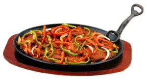 CAST IRON STEAK FAJITA SERVING DISH SIZZLE SIZZLING PLATTER + WOODEN BASE 7111z - Picture 1 of 2