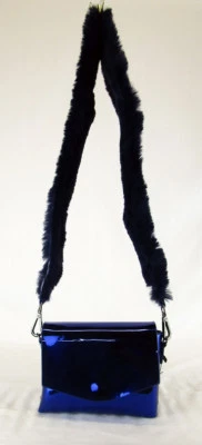 Bolso Bandolera de Hombro STREET LEVEL Azul Marino Espejo Piel Charol Precio de venta sugerido por el fabricante $68.00 Foto 1 de 4