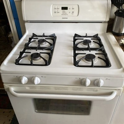 Estufa Gas Tappan Blanca Medidas 30x25x35 Con 4 Quemadores y 2 Estantes Horno y Reloj Foto 1 de 4