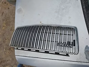 Lincoln Town Car 1995 1996 1997 parrilla delantera - Imagen 1 de 6