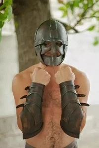 Coppia di braccanti medievali armatura in pelle per barbaro guerriero vichingo costume - Foto 1 di 4