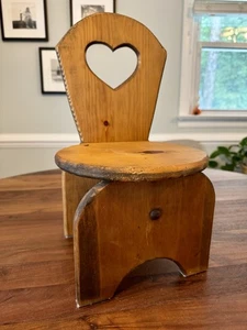 Sedia bambola bambino vintage in legno supporto piante cuore ritaglio country 17” (seduta 10”) - Foto 1 di 10