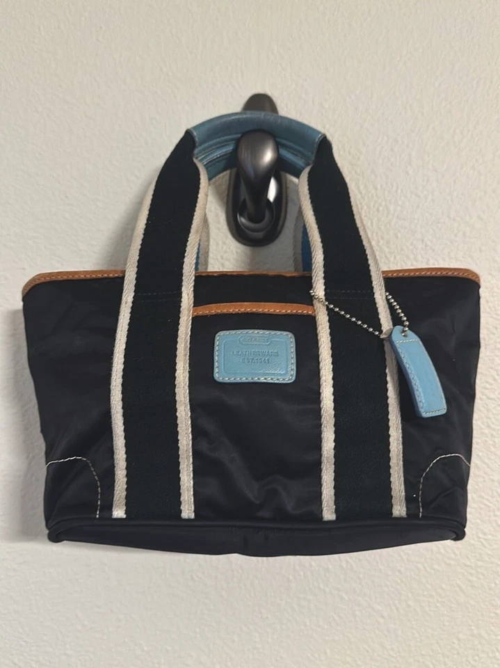 Bolsa satchel vintage COACH Hampton mini preta e azul com acabamento em couro - Imagem 1 de 4