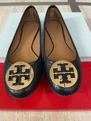 Sapatilhas femininas Tory Burch perfuradas Reva tamanho 9 logotipo dourado - Imagem 1 de 4