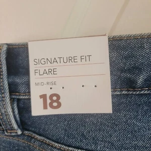 NEW Lane Bryant Mid Rise Flare Leg Jeans Size 18 Flex Magic Stretch Wide Leg - Picture 1 of 10