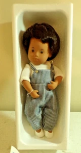 SASHA BABY PUPPE NR. 510 BABY DENIM PLAYSUIT BRAUNE HAARE HERGESTELLT IN ENGLAND NEU IM KARTON - Bild 1 von 7