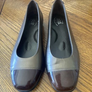SAS Two Tone Gold & Brown Slip On Patent Flats Tripad Comfort Size 8.5W - Picture 1 of 12