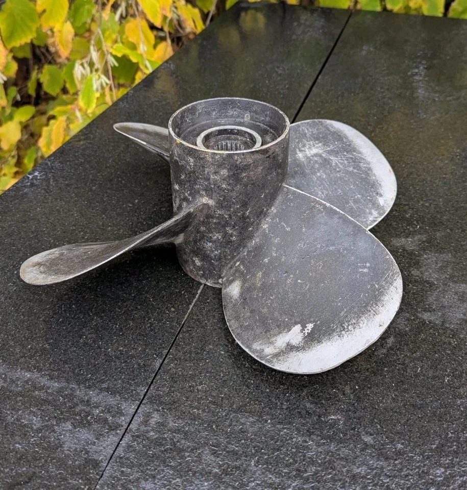 Alte Schiffsschraube Bootspropeller 4 Blatt  Aluminium  - Bild 1 von 4