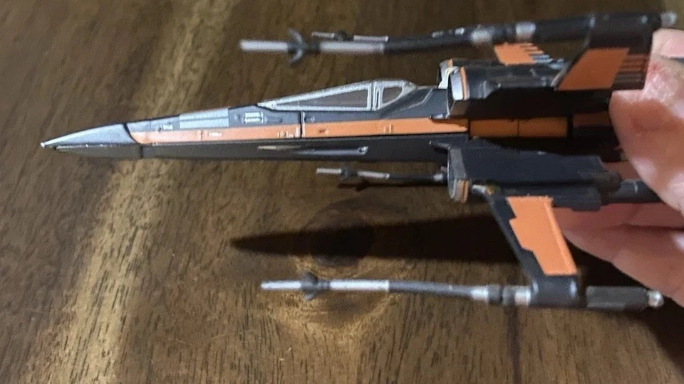 Juguete coleccionable Titanio Disney Poe Damerons X Wing Fighter El Despertar de la Fuerza  Foto 1 de 4