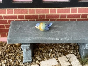 Casa de muñecas 1:12 miniatura China pájaro nuevo jardín pájaro azul, verde y amarillo - Imagen 1 de 5