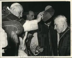 1967 Press Photo Papież stawia biretę na kardynała Richarda Cushinga - hca8662