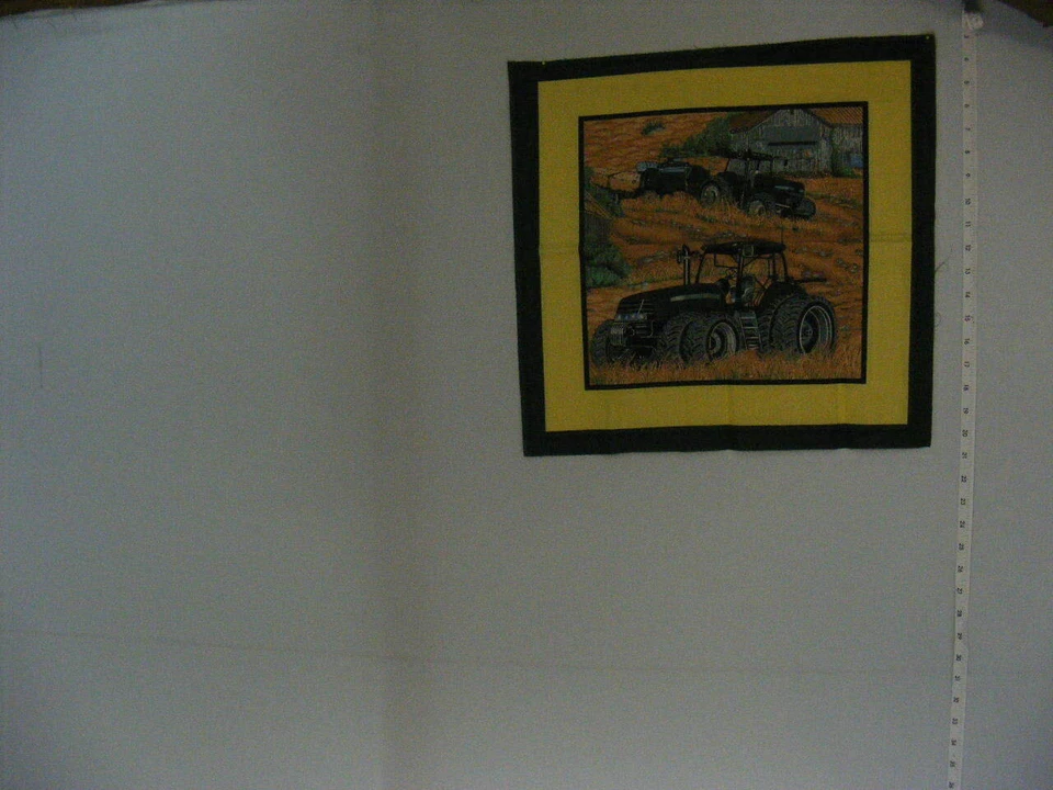 Panel de almohada, "tractores verdes en la granja", 19" x 17", material de mezcla de algodón Foto 1 de 1