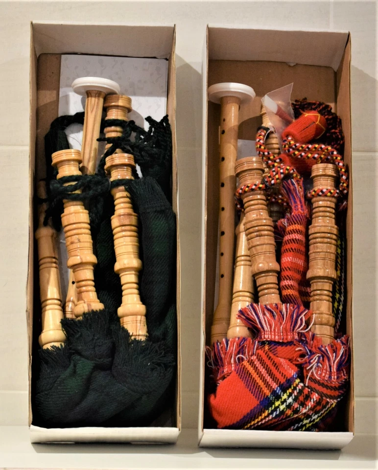 JUEGO JUNIOR DE GAITAS EN ROYAL STEWART o RELOJ TARTAN NEGRO  Foto 1 de 1