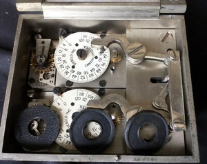 Bloqueo de tiempo de 2 movimientos vintage Diebold con bloqueo combinado y hardware de montaje - Imagen 1 de 12