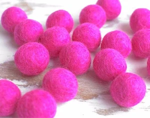 2 cm BOLAS DE FIELTRO ROSA CALIENTE x20. Lana. Decoración de fiesta. Pom pomos. Bola de fieltro. Venta al por mayor. - Imagen 1 de 2