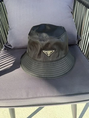 NUEVO ~ Sombrero cubo de nailon negro Prada ~ Talla M Foto 1 de 4