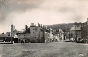 Vrigne-Aux-Bois - La plaza y la calle La République - Imagen 1 de 2