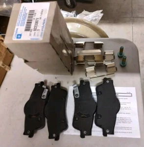 NOS Genuine GM Rear Brake Pad Set 92250968 / 92233071 - Picture 1 of 2
