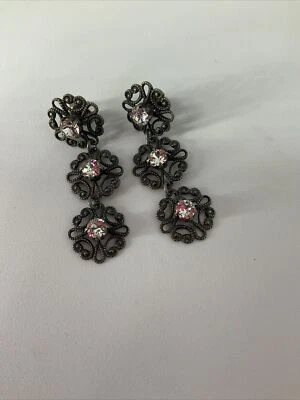 Authentic Sabika Brocade W15 Pressed Metal Crystal Dangle Earrings Foto 1 de 3