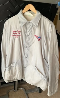 Talla Grande Vintage Años 80 Halliburton Logo Chaqueta Para Hombre Bordada Bossier City LA Foto 1 de 4