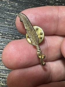 Chaleco chaqueta sombrero insignia solapa pluma tono dorado K574 - Imagen 1 de 2