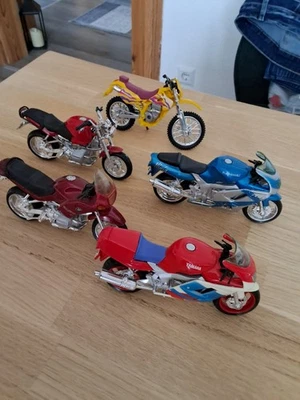 5 Majsto Motorrad Modelle M 1:18 - Bild 1 von 4