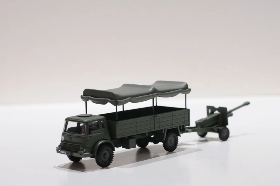 CORGI BEDFORD MK BRITISH ARMY HIGH CANVAS TRUCK PLUS 25LB GUN SCALE 1:50 PLASTIC - Image 1 of 4