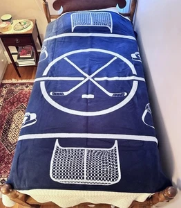 CHAPPYWRAP Wohndecke Hockey Power Play blau creme Design 73” x 57” - Bild 1 von 7