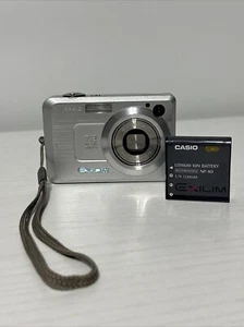 Casio EXILIM ZOOM EX-Z750 7.2MP Compact Camera Silver For Parts - Picture 1 of 5