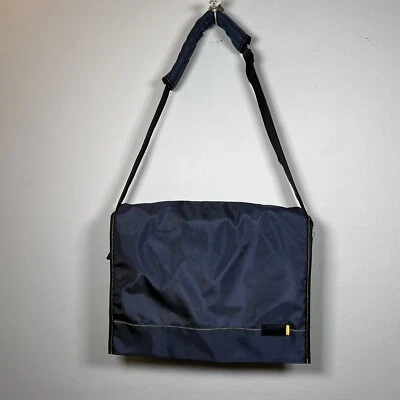 Bolsa carteiro Targus azul e amarela para notebooks de até 17 polegadas alça ajustável - Imagem 1 de 4