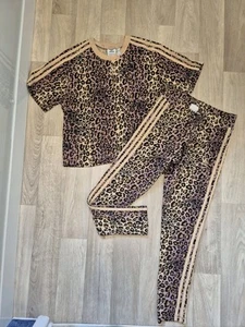 Adidas leopard short sleeve slight cropped top 10 and 7/8 leggings Size 10 - Picture 1 of 8