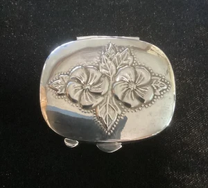 Vintage Mervyns Sterling Silver 925 Repousse Flower Floral Pill Trinket Box - Picture 1 of 7
