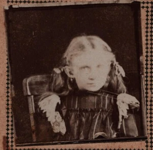 Fotografia d'epoca 1890 ritratto ragazza vittoriana bionda carina su sedia a dondolo - Foto 1 di 2