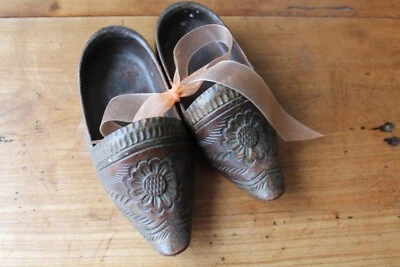 ancienne paire de petits sabots en bois sculpté - décoratif - Photo 1/4