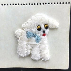 Vintage Motive - weißes Baumwollmotiv "Baby Lamm" mit blauer Schleife - Nähen & Design - Bild 1 von 3