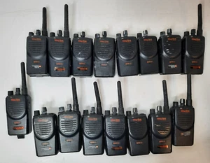 (16) Motorola Mag One BPR40 radio a 2 vie UHF 8CH AAH84RCS8AA1AN con 15 batterie - Foto 1 di 7