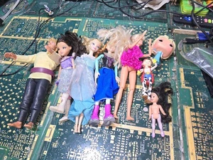 Mattel Barbie & andere unbekannte genau angezogene Puppen 6 gemischtes Set - ALLE LESEN - Bild 1 von 24
