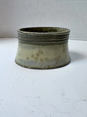 "Florero Pier One Imports esmalte por goteo forma ovalada cerámica verde crema 6"" por 3""" Foto 1 de 4