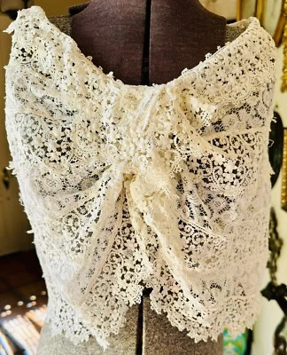 Mantón eduardiano vintage hecho a mano de encaje blanco con capelet encogerse de hombros  Foto 1 de 4