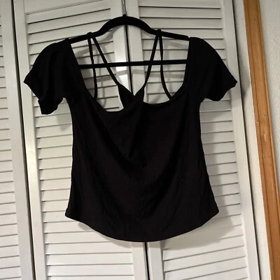 Top corto H&M negro hombro frío ojo de cerradura correas cruzadas  Foto 1 de 4