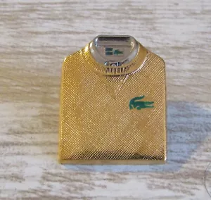 Pin's Lacoste crocodile Pull col rond couleur doré Arthus Bertrand Paris #1601 - Imagen 1 de 2