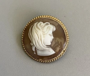 9ct Gold Hand Carved Cameo Brooch by WIlliam John Pellow - Birmingham Hallmarked - Picture 1 of 6
